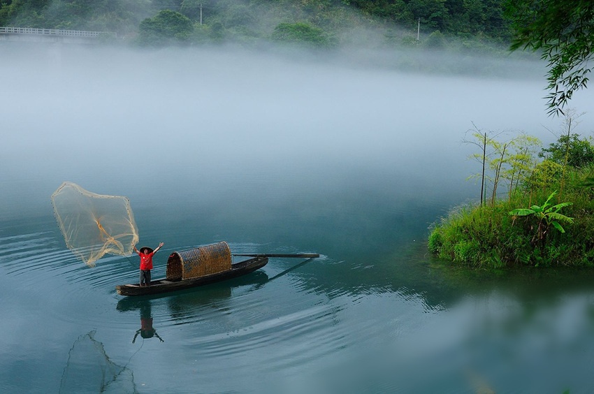 东江晨雾